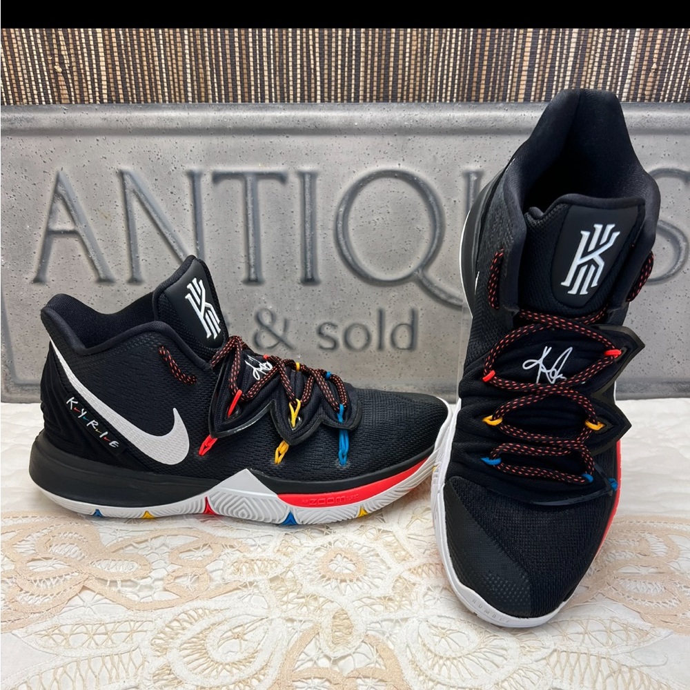 Nike Kyrie Friends sneaker